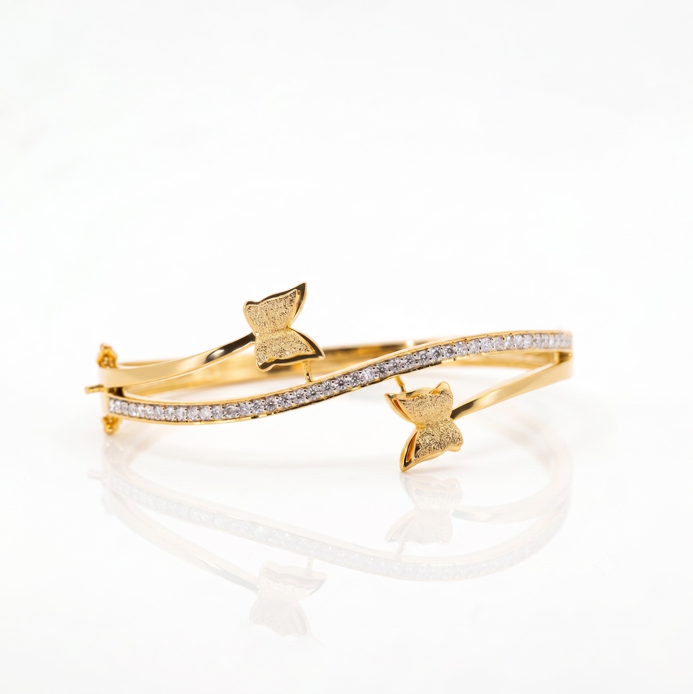 Butterfly Crossover Bangle in 925 Silver & Moissanite